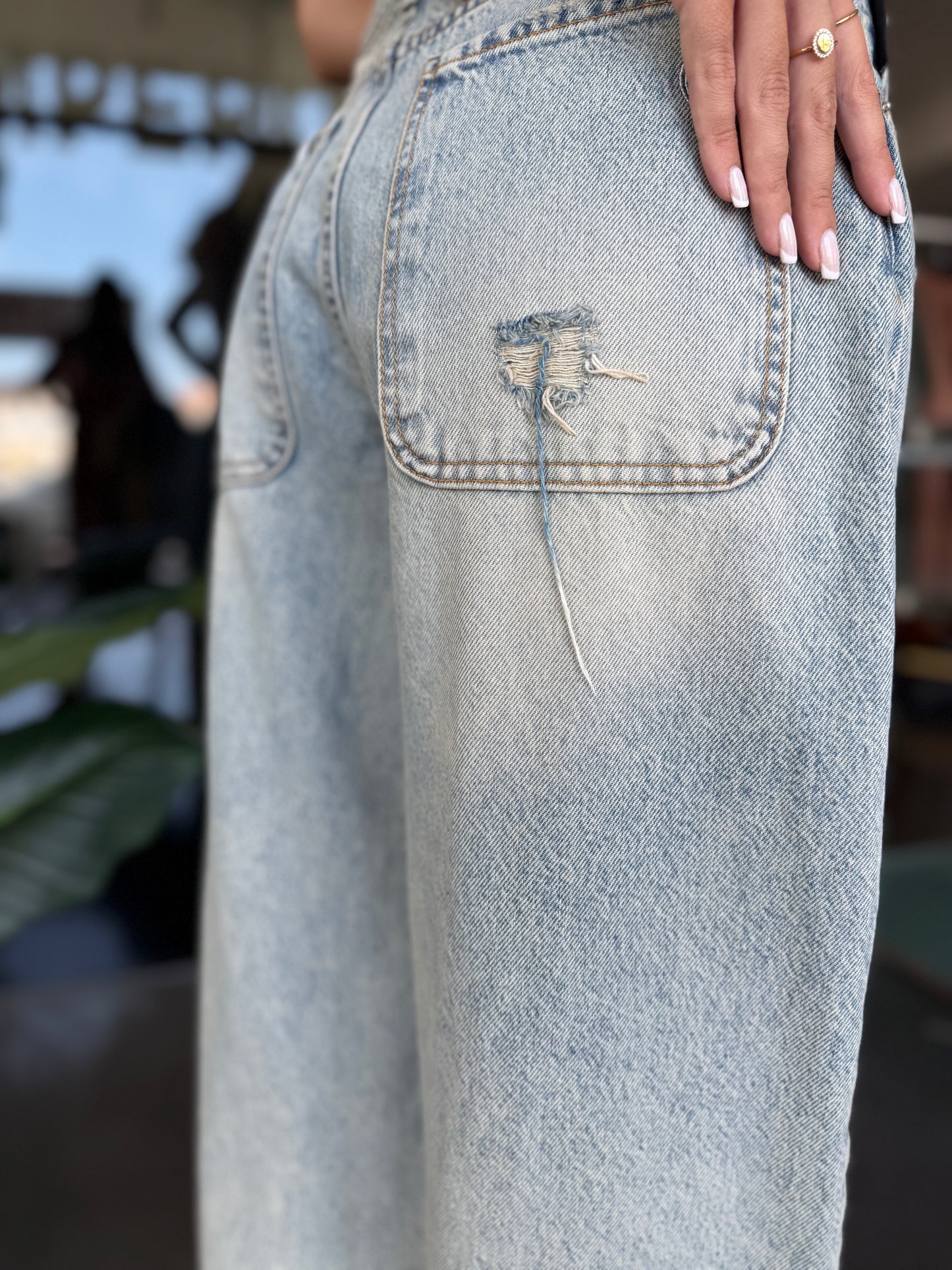 jeans sabbiato con rotture