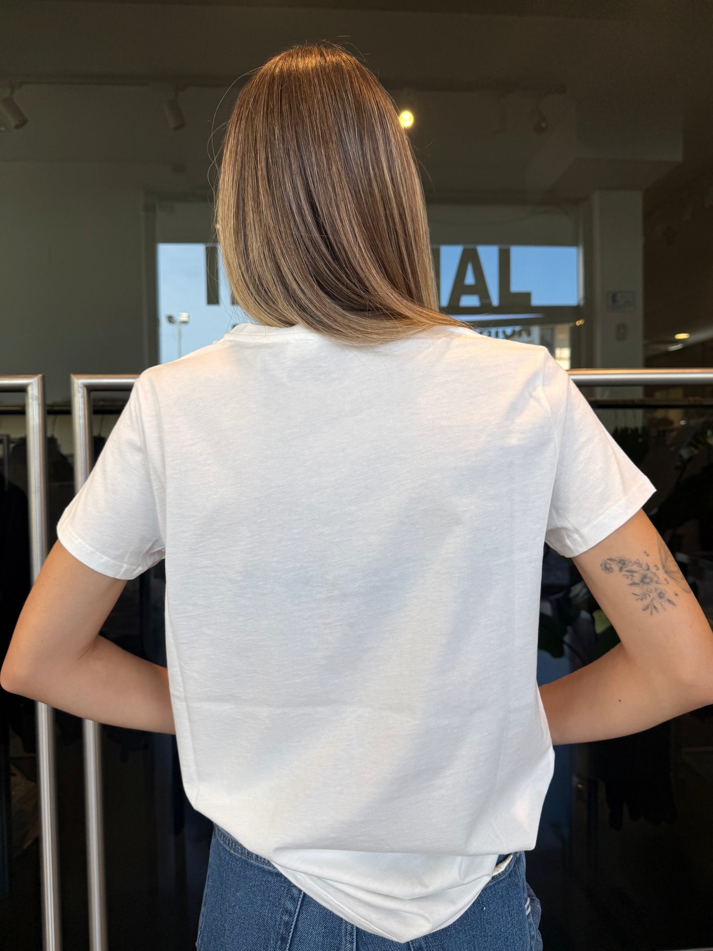T-shirt basic con bassotto jeans