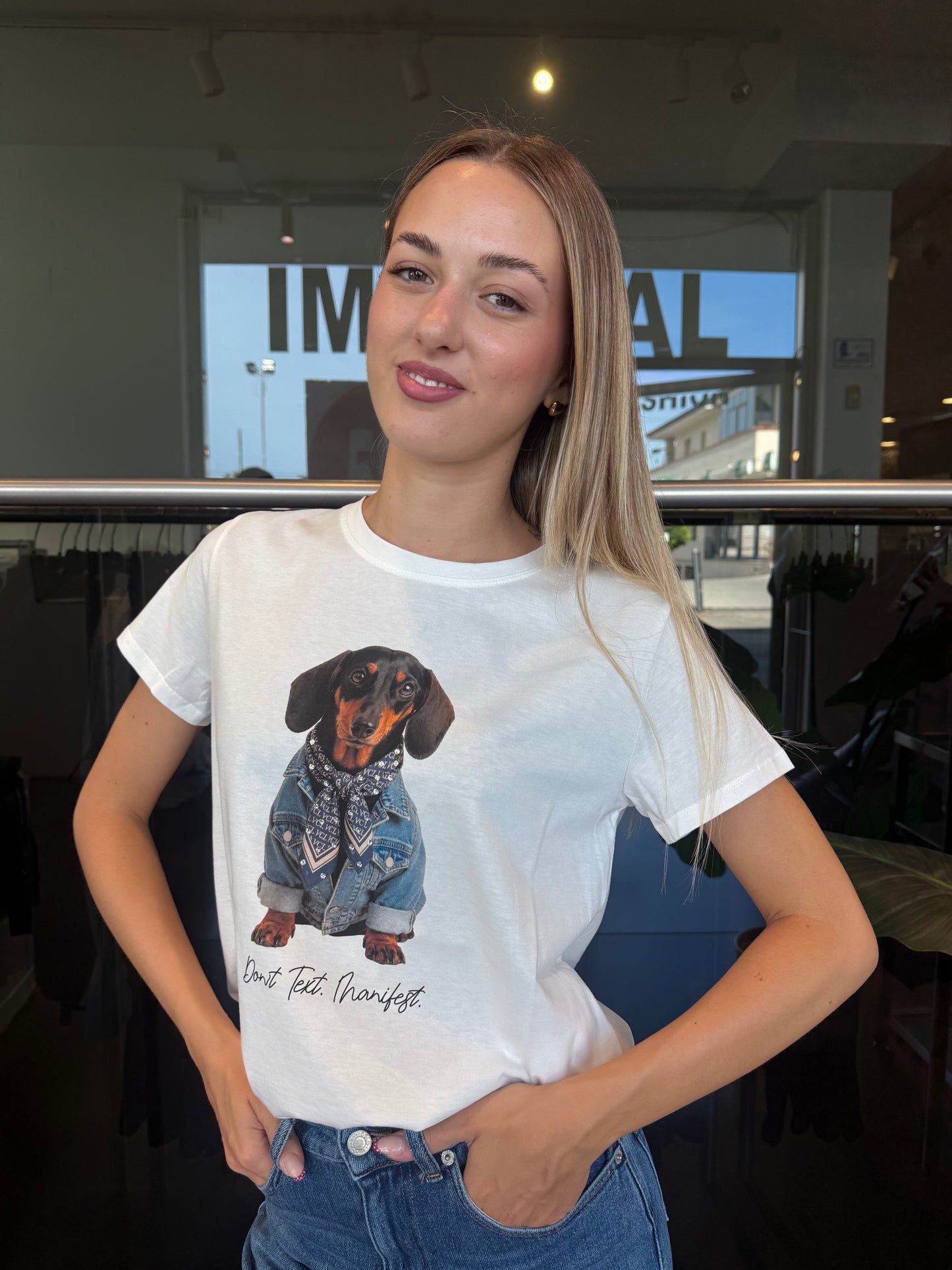 T-shirt basic con bassotto jeans