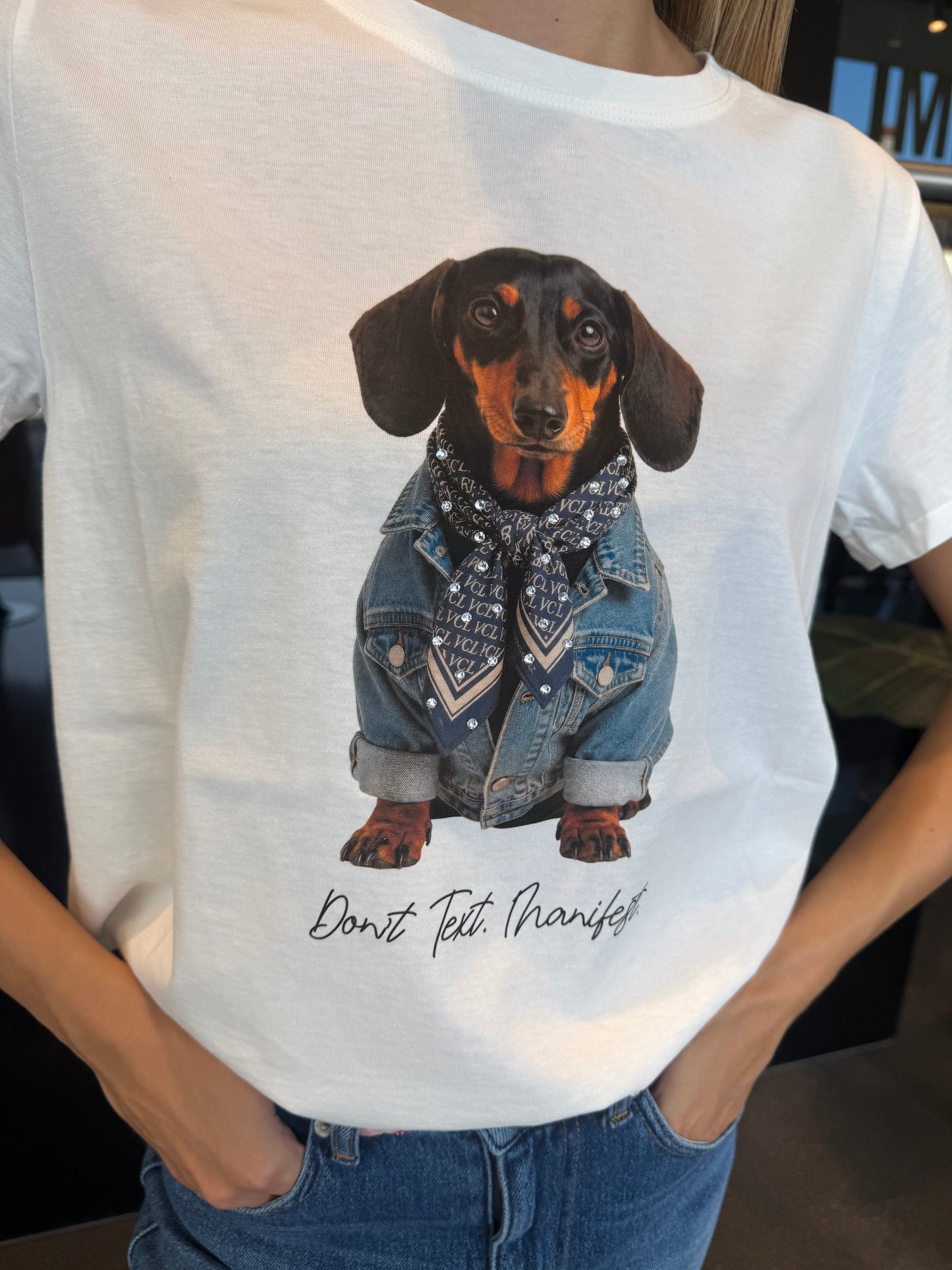 T-shirt basic con bassotto jeans