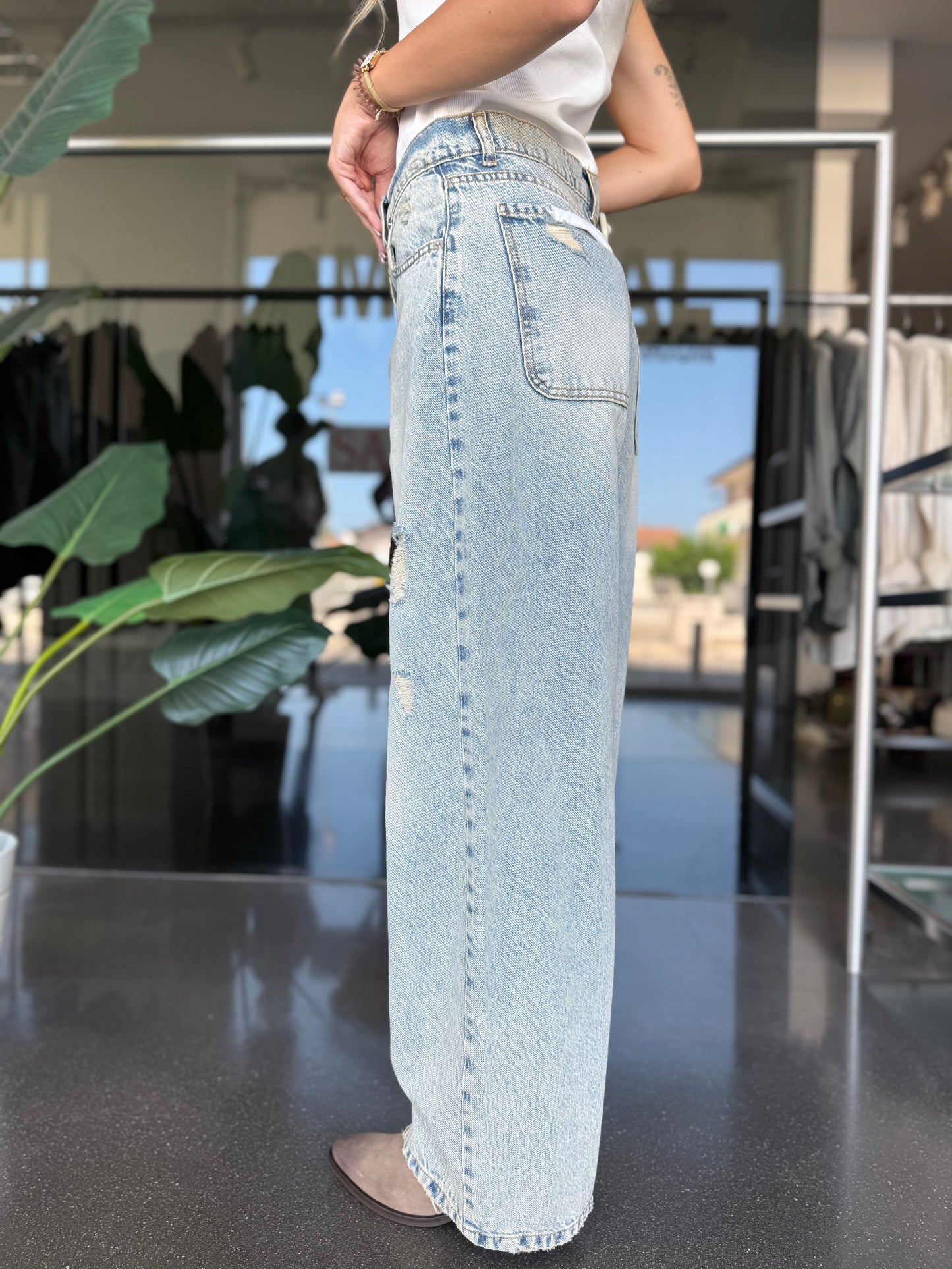 jeans sabbiato con rotture