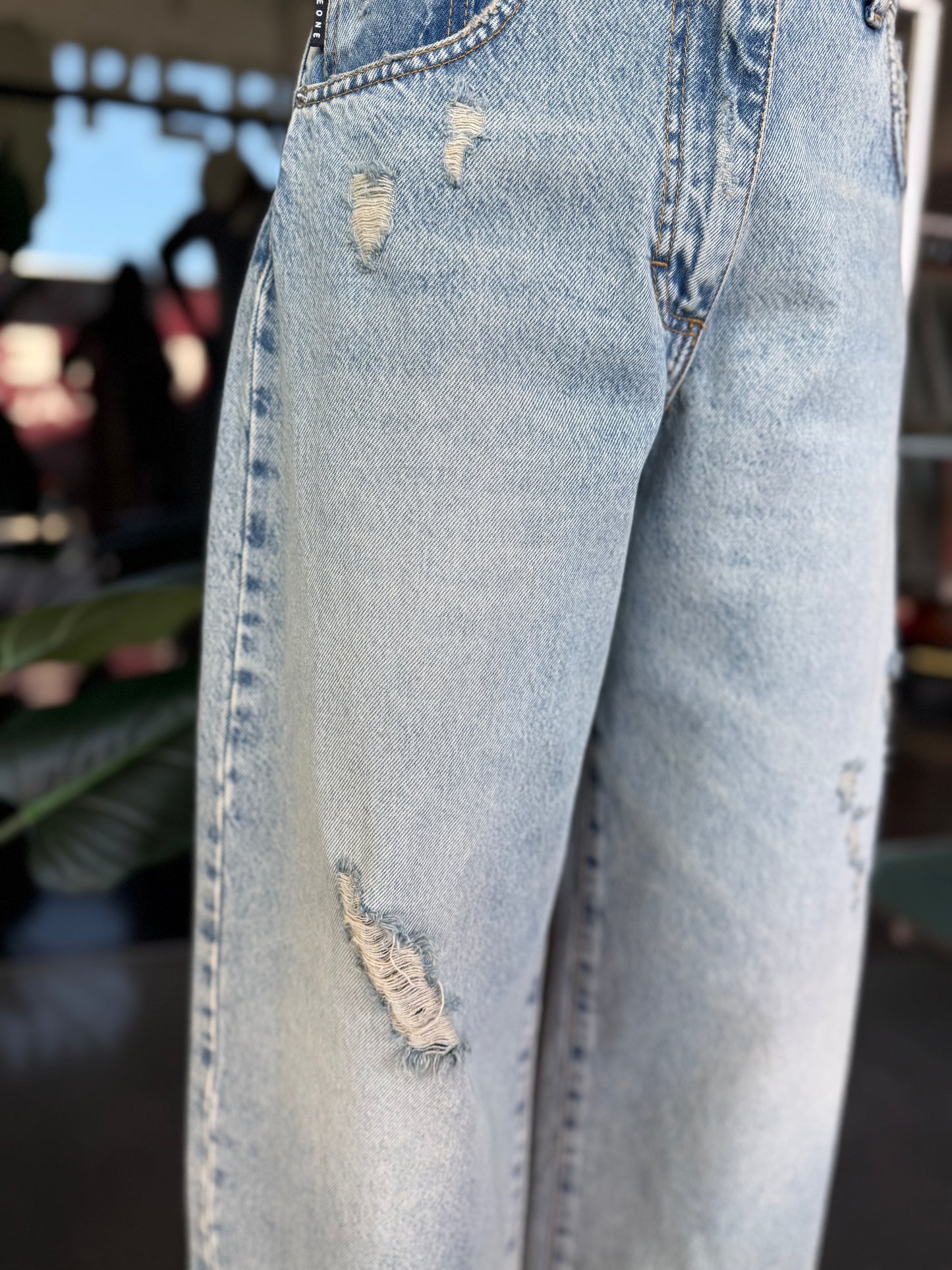 jeans sabbiato con rotture